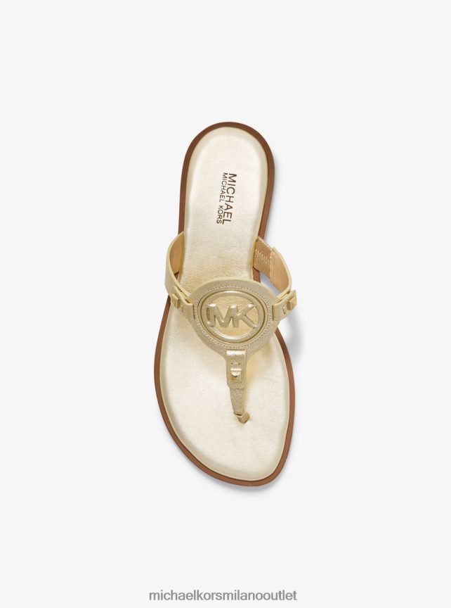 Michael Kors sandalo Aubrey con cinturino a T in pelle metallizzata ritagliata donne oro pallido P06L0L2012 scarpe